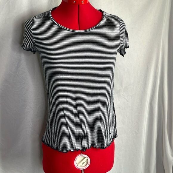 Manguun short sleeve ruffled hem t shirt - Picture 1 of 9